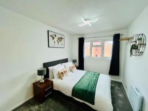 1 dormitorio con cama y ventana en Stylish Two Bedroom Flat Colindale, NW9 close to station, en Colindale