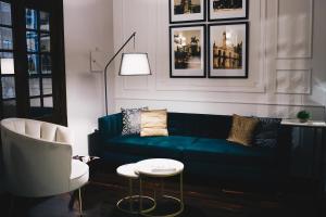 a living room with a green couch and a table at Miravida Soho Hotel & Wine Bar in Buenos Aires