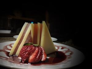 un plato de postres con fresas y queso en Estancia Los Plátanos, en Valentines