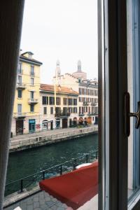Blick auf einen Fluss aus dem Fenster in der Unterkunft ComeCasa Best View on Navigli in Mailand