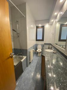 La salle de bains est pourvue de toilettes, d'une baignoire et d'un lavabo. dans l'établissement Maryland Lodge kakopetria, à Kakopetriá