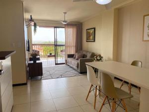 cocina y sala de estar con mesa y sillas en Barra Bali: Resort Beira Mar, en Barra de São Miguel