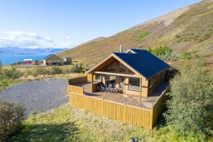 une maison avec un toit bleu sur une colline dans l'établissement Beautiful cabin near Grenivík, à Grenivík