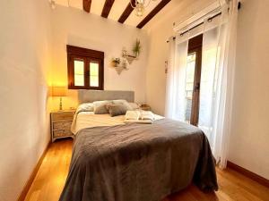 una camera con un letto in una stanza con una finestra di Suite Imperial II * Historic Center * Early Check-in a Toledo