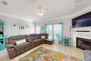 sala de estar con sofá y chimenea en Smiles in Isla Del Sol en Galveston