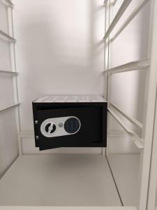 een broodrooster in een kamer met 2 ramen bij Apartamento OCEAN PEARL in Corralejo