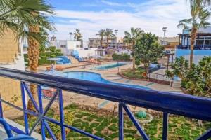 Regency Lodge Resort في شرم الشيخ: اطلالة على مسبح في منتجع