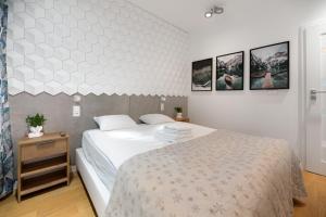 Ένα ή περισσότερα κρεβάτια σε δωμάτιο στο Fortuna Apartament z parkingiem