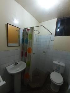 uma casa de banho com um WC e um lavatório em Inca Wasi em Puno