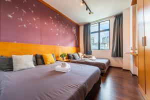 two beds in a room with birds on the wall at Serene Nova Family Retreat (2-6pax)near Kea Farm Market in Brinchang +26 photos