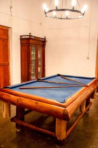 una mesa de billar en medio de una habitación en Yellow Cardinal Lodge, en Curuzú Cuatiá