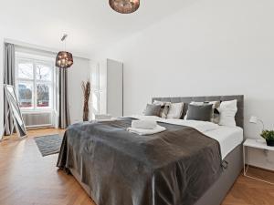 a white bedroom with a large bed in a room at SKY9 Apartments City Center in Vienna