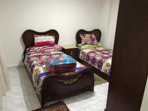 1 Schlafzimmer mit 2 Betten in der Unterkunft Elite Sea view in Alexandria