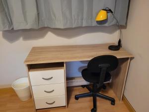 un bureau en bois avec une chaise et une lampe dans l'établissement Apartamentos Pedro Miñor, à Oviedo