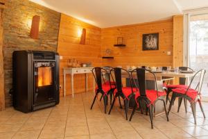 - une cuisine avec une table, des chaises et une cuisinière dans l'établissement Le Garage, à Lorp Sentaraille