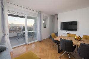 TV a/nebo společenská místnost v ubytování Apartments Latkovic