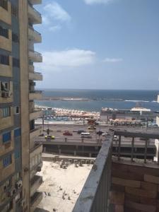 Blick auf eine Baustelle von einem Gebäude in der Unterkunft Elite Sea view in Alexandria