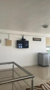una stanza vuota con una televisione sul muro di The Other House - Cape Town a Città del Capo