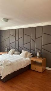 Postel nebo postele na pokoji v ubytování The Other House - Cape Town