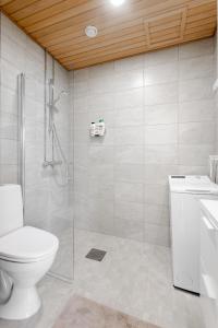 uma casa de banho com um WC e um chuveiro em Great location, quiet and new with balcony&cafe em Tampere