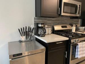 A kitchen or kitchenette at Artsy Home, Sleeps 9, Mins to Bellaire & Galleria