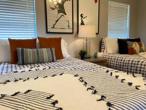A bed or beds in a room at Artsy Home, Sleeps 9, Mins to Bellaire & Galleria