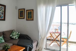 A seating area at Las Eras - La casa frente al mar