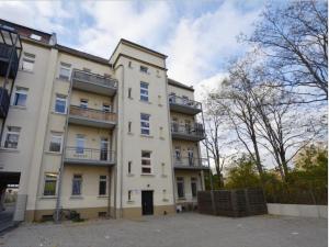 um grande edifício branco com varandas em 2 Schlafzimmer-Balkon-Küche-Parkplatz-Designerbad em Leipzig