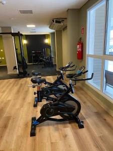 a gym with several exercise bikes in a room at 1 suite no Aguas de São Pedro Thermas Resort in São Pedro