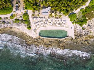 TRS Yucatan Hotel - Adults Only في أكومال: اطلالة جوية على مسبح على شاطئ
