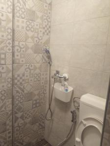 y baño con aseo y ducha. en Apartman Nej&Se Ravne, en Visoko