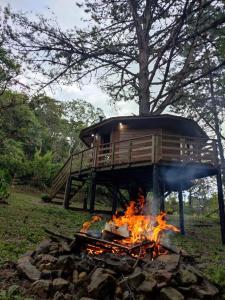Gril dostupný pro hosty v luxury tent