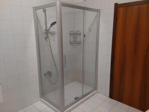 W łazience znajduje się prysznic ze szklanymi drzwiami. w obiekcie B&B SunBeach w mieście San Benedetto del Tronto