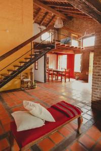 sala de estar con cama y escalera en La Cabaña en Córdoba