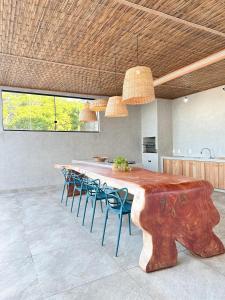 une salle à manger avec une grande table et des chaises en bois dans l'établissement CASA AL MARE, à Prado