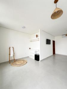 an empty living room with white walls and white floors at CASA AL MARE in Prado