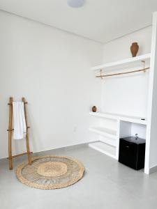 Pokój z białymi ścianami i dywanem na podłodze w obiekcie CASA AL MARE w mieście Prado