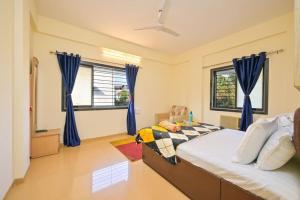 Łóżko lub łóżka w pokoju w obiekcie Lonavala Mannat Villa