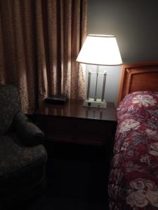 une lampe assise sur un bureau à côté d'un lit dans l'établissement Nox Hostel, à Toronto