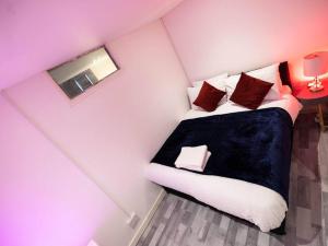 mały pokój z łóżkiem na poddaszu w obiekcie Pristine Relocation Flat 2 w Londynie