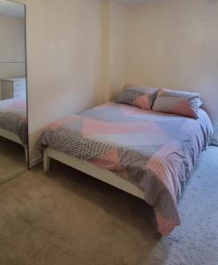 Colindale的住宿－Two bed Apartment free parking near Colindale Station，一间卧室配有一张床和镜子
