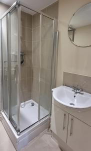 Bathroom sa Two bed Apartment free parking near Colindale Station