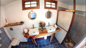 A bathroom at Fare Oviri Lodge