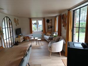 ein Wohnzimmer mit Sofa und Tisch in der Unterkunft Chalet Chalazy in Lille