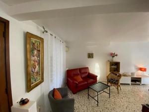 Posedenie v ubytovaní Maison T4 lumineuse avec jardin, à 10 min des Thermes, classée 3 étoiles, centre-ville de Balaruc-les-Bains - FR-1-503-164
