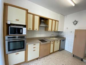 Kuchyňa alebo kuchynka v ubytovaní Maison T4 lumineuse avec jardin, à 10 min des Thermes, classée 3 étoiles, centre-ville de Balaruc-les-Bains - FR-1-503-164