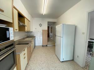 Kuchyňa alebo kuchynka v ubytovaní Maison T4 lumineuse avec jardin, à 10 min des Thermes, classée 3 étoiles, centre-ville de Balaruc-les-Bains - FR-1-503-164