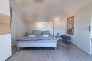 sypialnia z dużym łóżkiem w pokoju w obiekcie Kuća za odmor PAVIĆ w mieście Vinkovci