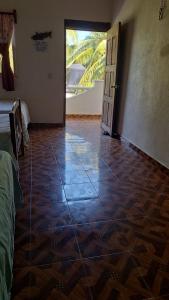 Habitación con suelo de baldosa y puerta abierta. en Chuchosmom room 3 en Temalhuacán