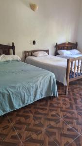 duas camas sentadas uma ao lado da outra num quarto em Chuchosmom room 3 em Temalhuacán
